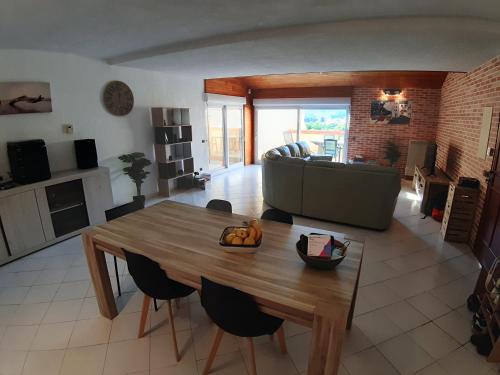 un salon avec une table et un canapé dans l'établissement Superbe appartement de 94m2 avec vue sur le Fort St Elme, à Collioure