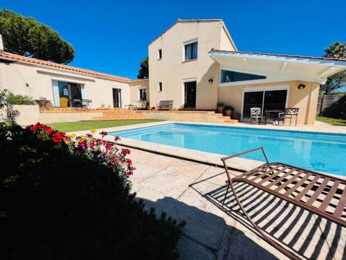Bazén v ubytování Annexe des Pins - studio gîte avec piscine & climatisation nebo v jeho okolí