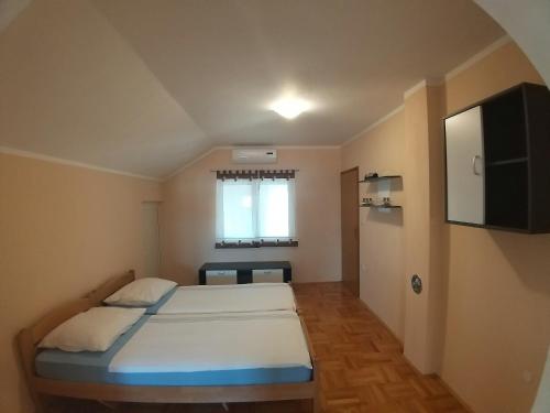 Postel nebo postele na pokoji v ubytování Sunny apartment Jukic with sea view