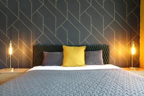 een slaapkamer met een groot bed met twee lampen bij Ostoja Białowieska in Hajnówka