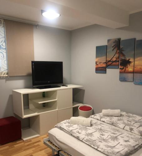 pokój z dwoma łóżkami i telewizorem z płaskim ekranem w obiekcie Apartment Red Square w Lublanie