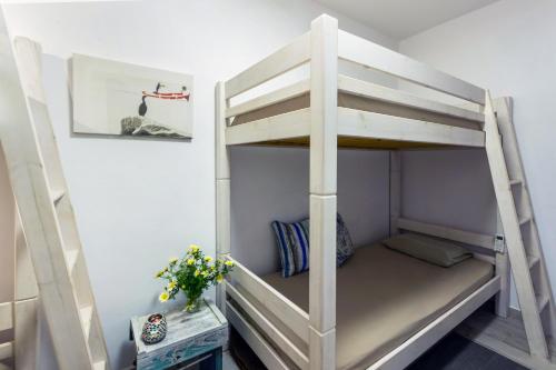 a bunk bed in a room with a bunk bed in a room at Kalimera & Apoplous boathouse in Klima