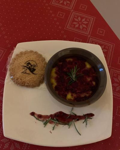 a plate with a bowl of soup and a cookie at Ecole de Mathuna de Marigny Brizay in Marigny-Brizay