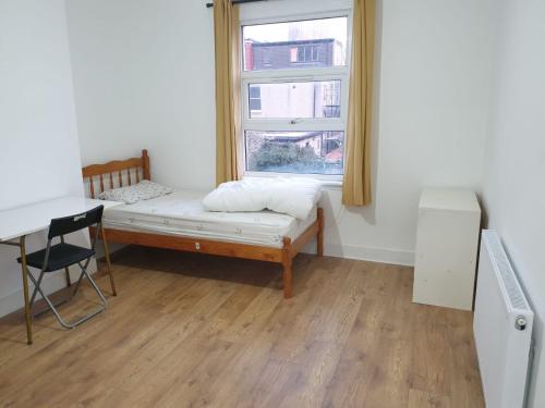 Een bed of bedden in een kamer bij Burney Tomar House