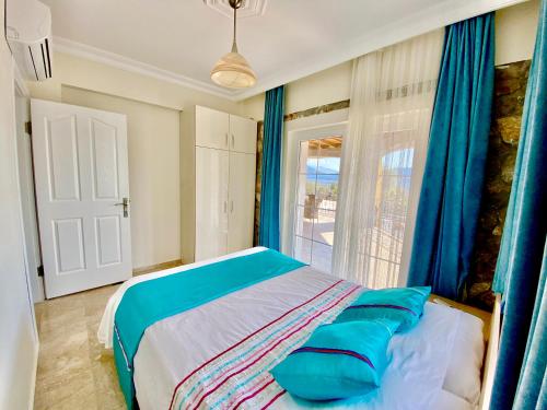 Un pat sau paturi într-o cameră la Private Pool - Private 1000m2 Garden, 4 Bedroom - 3 Bathroom - 8 Person, DETACHED Villas, Unlimited WiFi - Free Parking