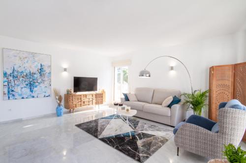 MARBELLA BANUS SUITES - Lis - Banús - Spectacular 1BR - 1BA - Stylishly Redecorated - Super Bright - 3 Outdoor Terraces - Outdoor Dining & Lounge Areas - Pool - Perfect for Couples