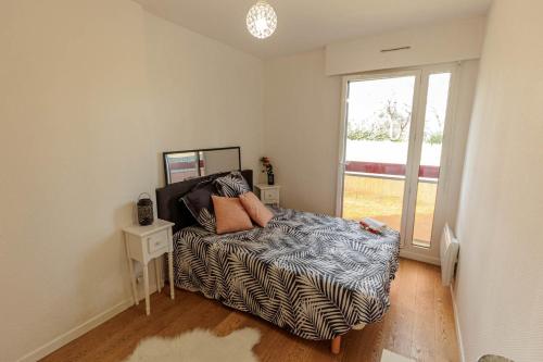 une petite pièce avec un lit et une fenêtre dans l'établissement ✼ Jardin-Parking-Proche plage et calanque, à Marseille