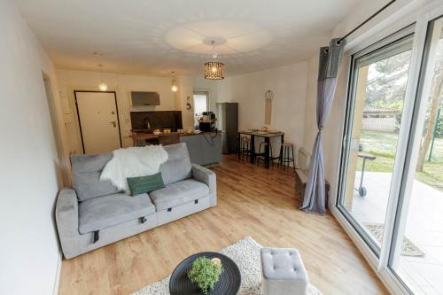 un salon avec un canapé et une cuisine dans l'établissement ✼ Jardin-Parking-Proche plage et calanque, à Marseille