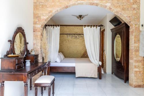 une chambre avec un lit, une table et un bureau dans l'établissement Yianna Cottage Studios, à Skopelos