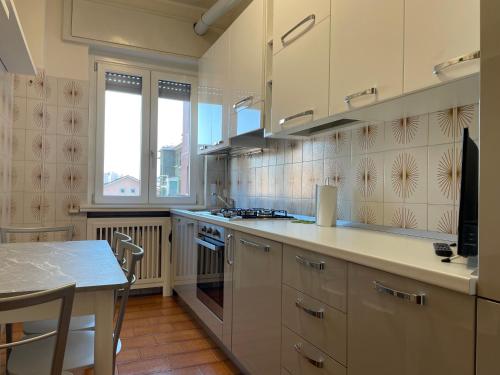 Virtuve vai virtuves zona naktsmītnē Apartment Station Sesto - Affitti Brevi Italia