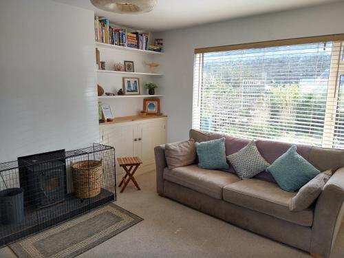 - un salon avec un canapé et une cheminée dans l'établissement Toppers Bright Seaview Family or Couple Home Devon Westward Ho!, à Bideford