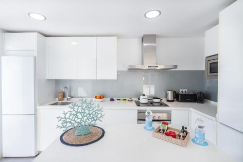 MARBELLA BANUS SUITES - Lis - Banús - Spectacular 1BR - 1BA - Stylishly Redecorated - Super Bright - 3 Outdoor Terraces - Outdoor Dining & Lounge Areas - Pool - Perfect for Couples