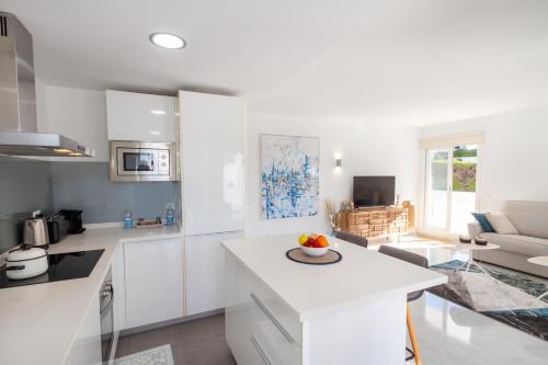 MARBELLA BANUS SUITES - Lis - Banús - Spectacular 1BR - 1BA - Stylishly Redecorated - Super Bright - 3 Outdoor Terraces - Outdoor Dining & Lounge Areas - Pool - Perfect for Couples