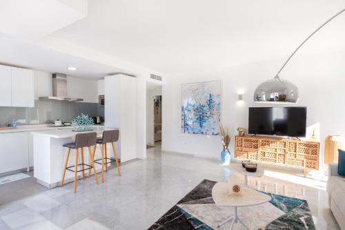 MARBELLA BANUS SUITES - Lis - Banús - Spectacular 1BR - 1BA - Stylishly Redecorated - Super Bright - 3 Outdoor Terraces - Outdoor Dining & Lounge Areas - Pool - Perfect for Couples
