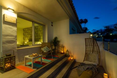 MARBELLA BANUS SUITES - Lis - Banús - Spectacular 1BR - 1BA - Stylishly Redecorated - Super Bright - 3 Outdoor Terraces - Outdoor Dining & Lounge Areas - Pool - Perfect for Couples