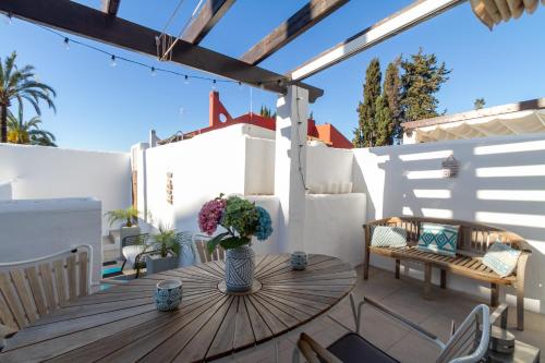 MARBELLA BANUS SUITES - Lis - Banús - Spectacular 1BR - 1BA - Stylishly Redecorated - Super Bright - 3 Outdoor Terraces - Outdoor Dining & Lounge Areas - Pool - Perfect for Couples