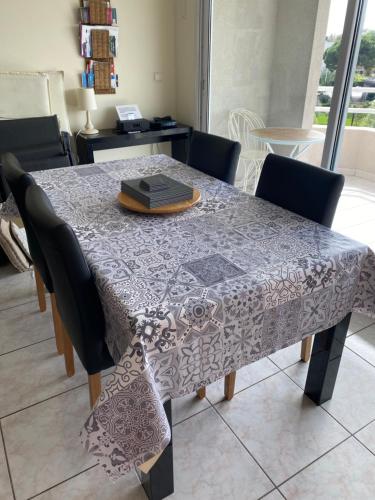 une table de salle à manger avec une nappe dessus dans l'établissement Residence de la Mer, à Antibes