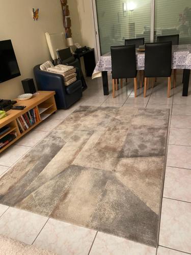 - un salon avec un tapis à l'étage dans l'établissement Residence de la Mer, à Antibes