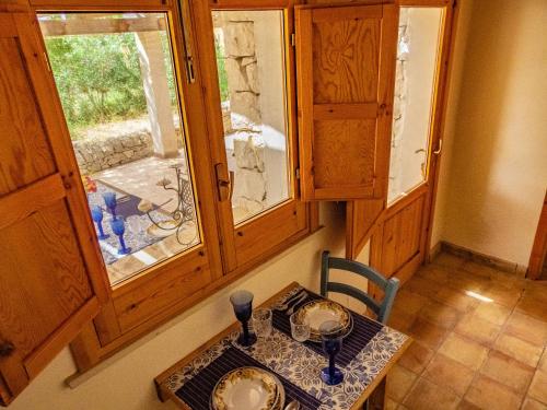 a table in a kitchen with a table and a window at Casa Bedda in Noto Marina