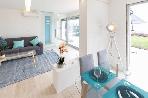 Saint-Antoine的住宿－Mont des Olives - Cap D'ail- app1，客厅配有沙发和桌子