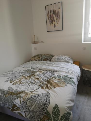 un lit avec une couette dessus dans une chambre dans l'établissement T3 avec salle de bain privative par chambre, à Agen