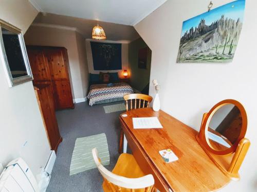 a small room with a desk and a bedroom at aabAlree Guest House in Dundee