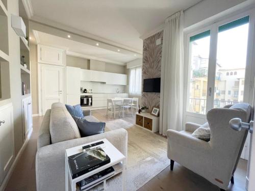 un soggiorno con divano e sedia di ISIDORO Apartment a Firenze