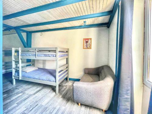 Ein Etagenbett oder Etagenbetten in einem Zimmer der Unterkunft Ti Kaz Auberge
