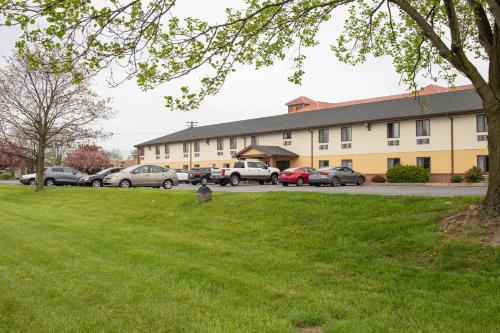 a building with cars parked in a parking lot at Eastbrook Inn in Ronks