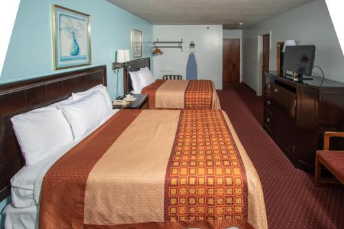 Un pat sau paturi într-o cameră la Eastbrook Inn