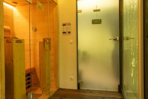 a hallway with a door in a room at Quinta da Mo in Furnas