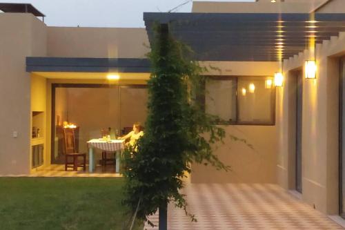 a house with a tree in the yard at Madame Chacras in Chacras de Coria