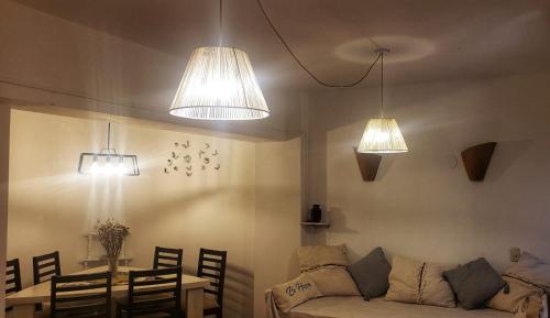 sala de estar con 3 luces y sofá en Departamento céntrico Mendoza en Mendoza