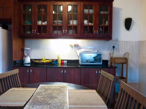 Een keuken of kitchenette bij Soho Greens Apartments Apt 1