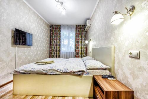 Ένα ή περισσότερα κρεβάτια σε δωμάτιο στο 409 Идеально для туриста Самый центр, между Центральным парком и парком 28 панфиловцев