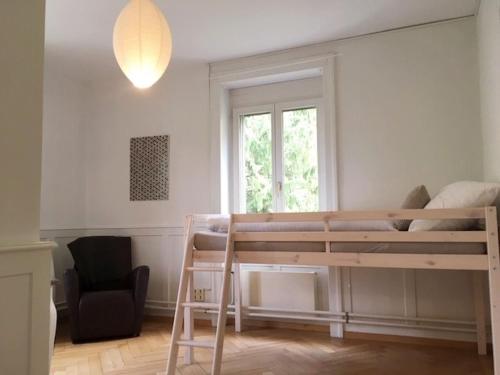 - une chambre avec des lits superposés et une fenêtre dans l'établissement Casa Schilling 4 Zimmer mit Charme an bester Lage, à Saint-Gall