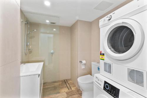 La salle de bains est pourvue de toilettes et d'un lave-linge. dans l'établissement Beachcomber Resort - Official, à Gold Coast