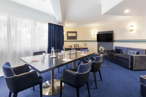 TV a/nebo společenská místnost v ubytování Ramada by Wyndham Diplomat Canberra