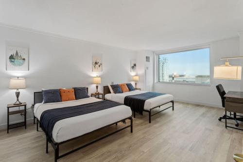Ένα ή περισσότερα κρεβάτια σε δωμάτιο στο Sleep 6 Stylish 1BR 2BA Beachfront CozySuites