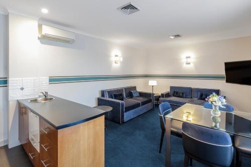 Posezení v ubytování Ramada by Wyndham Diplomat Canberra