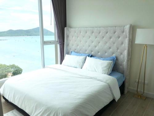 เตียงในห้องที่ BeachFont Bang Saray By RoomQuest Hotel