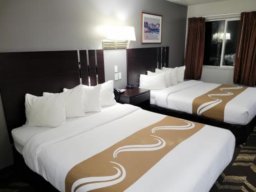 Кровать или кровати в номере Quality Inn & Suites Salina National Forest Area