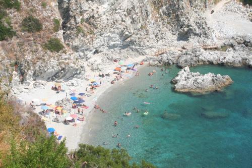 una vista aerea di una spiaggia con persone in acqua di Casa Cobalto - Lascio tutto vivo a Copanello a Copanello