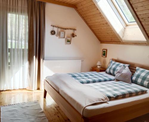 a bedroom with a bed and a skylight at Bergbauernhof Stauder - Hirschbergalpakas in Lendorf