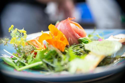 un plato de comida con verduras en una mesa en La Capitelle, en Mirmande