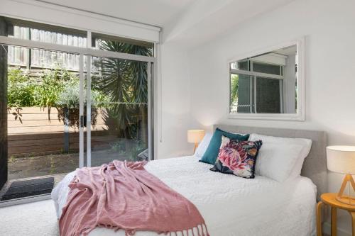 - une chambre avec un lit et une grande fenêtre dans l'établissement Apartment 18 Kalimna, à Lorne
