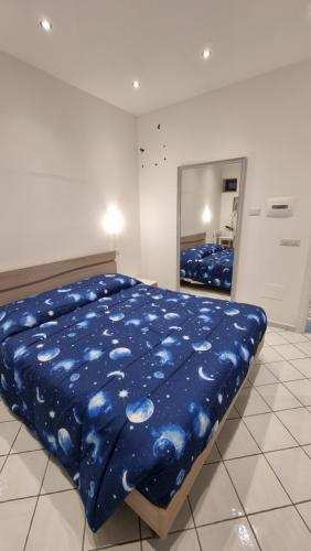 a bed with a blue comforter in a room at Gelsomino Rooms Ravello in Ravello