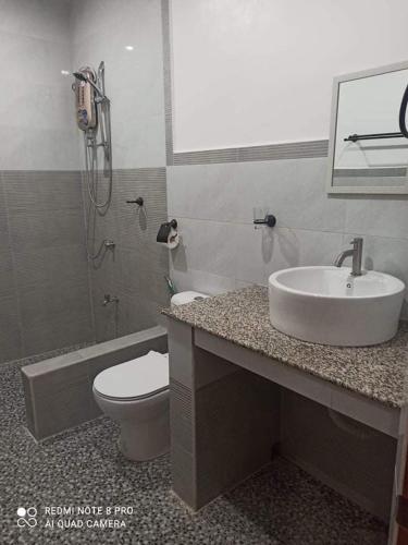 Un baño de Badi's Place