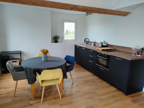 - une cuisine avec une table bleue et des chaises dans la chambre dans l'établissement 3 rooms, 2 bathrooms, in a villa. Lightfull, quiet and charm, à Cannes