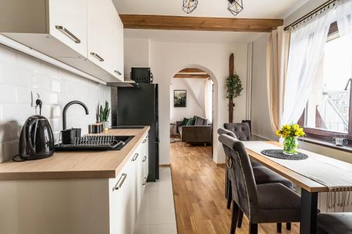 kuchnia i salon ze stołem i krzesłami w obiekcie Apartament Sichlański w Murzasichlu